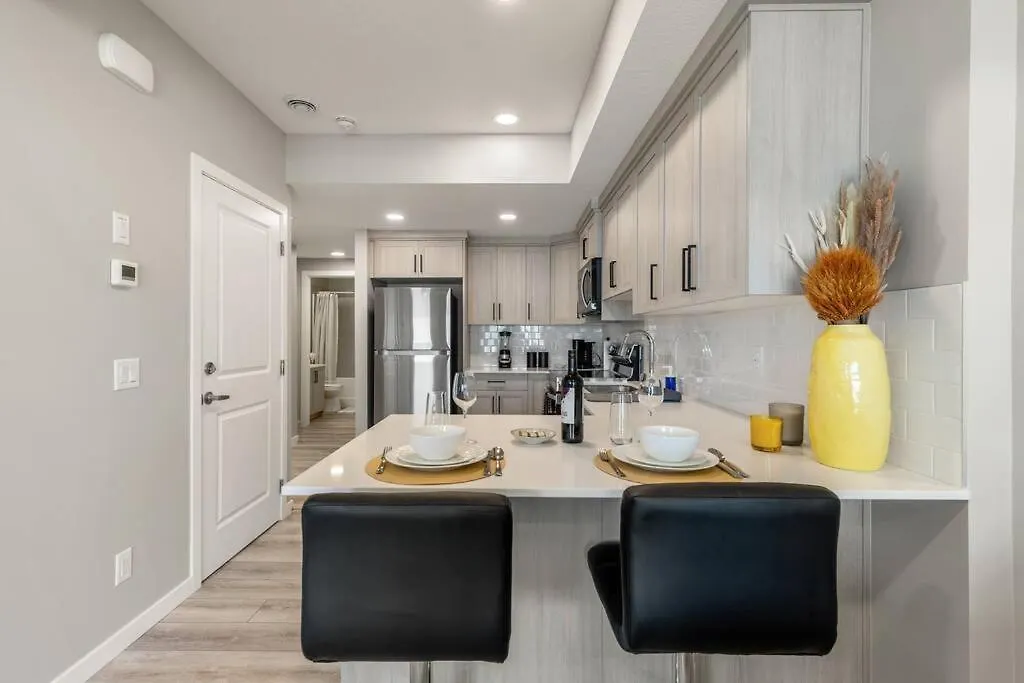 بيت للعطل Brand New Luxury Walk-Out Suite - YYC كندا
