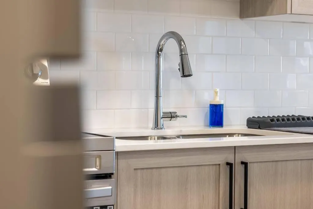 Brand New Luxury Walk-Out Suite - YYC 0*,