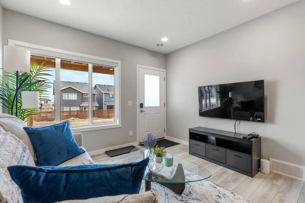 Brand New Luxury Walk-Out Suite - YYC بيت للعطل