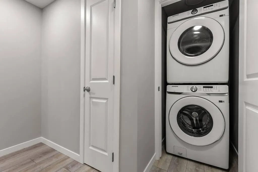 Brand New Luxury Walk-Out Suite - YYC 0*,  كندا